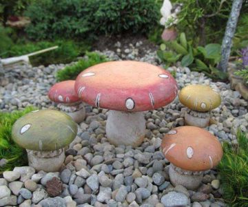 Mushroom Table With 4 Stools