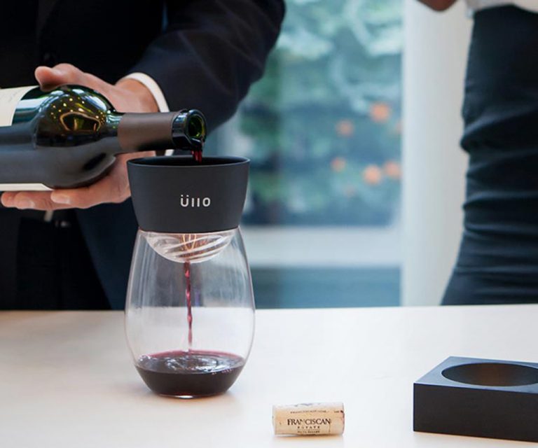 Ullo Wine Purifier & Aerator with Display Base